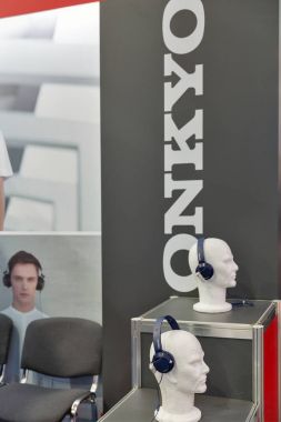 Onkyo booth sırasında Cee 2017 Kiev, Ukrayna.