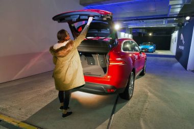 Kiev, Ukrayna Jaguar F-Pace lüks araba ile sergi.