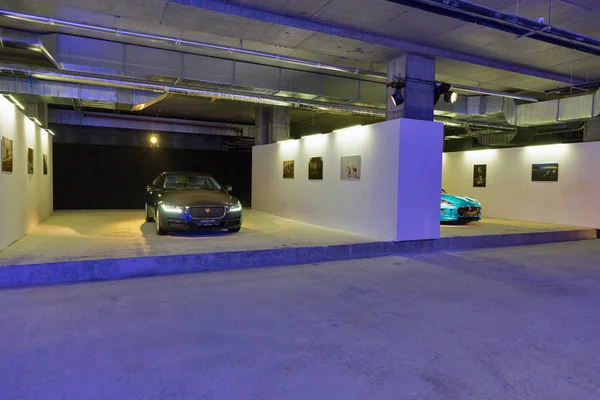 Näyttely moderni ylellisyyttä Jaguar autoja Kiovassa, Ukrainassa . — kuvapankkivalokuva