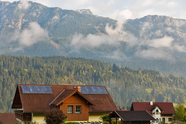 Alpes austríacos paisagem rural nas nuvens. Haus, Estíria . — Fotografia de Stock