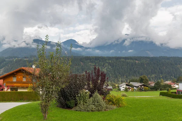 Alpi austriache paesaggio rurale tra le nuvole. Haus, Stiria . — Foto Stock