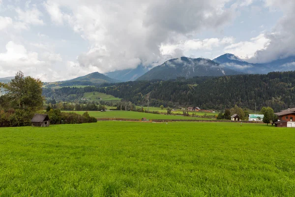Österrikiska Alperna landsbygdens landskap i molnen. Haus, Steiermark. — Stockfoto