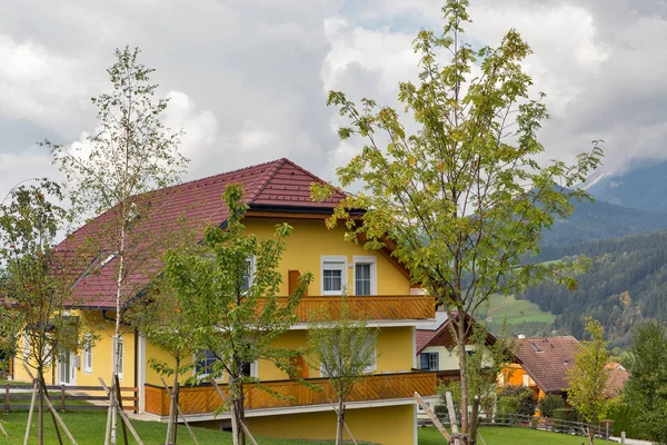 Österrikiska Alperna landsbygdens landskap i molnen. Haus, Steiermark. — Stockfoto