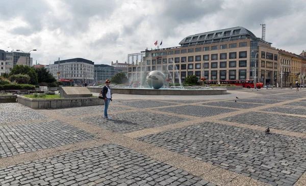 Hodzovo square with Planet of Peace fountain in Bratislava, Slovakia. — Stock Photo, Image