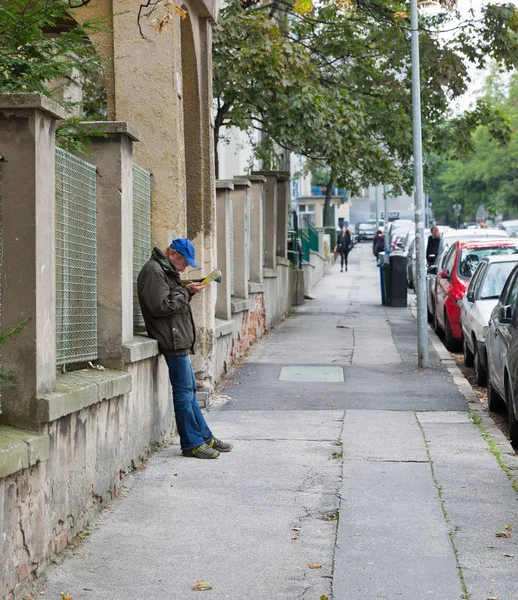 ブラチスラヴァ、スロバキアでの街で新聞を読んで年配の男性. — ストック写真