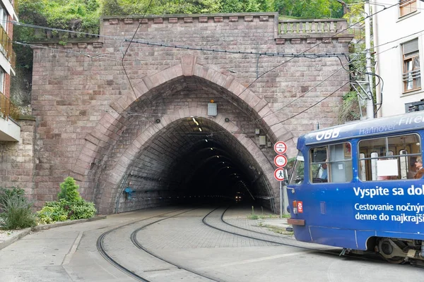 Tunel tramwajowy pod wzgórze zamkowe w Bratysława, Słowacja. — Zdjęcie stockowe