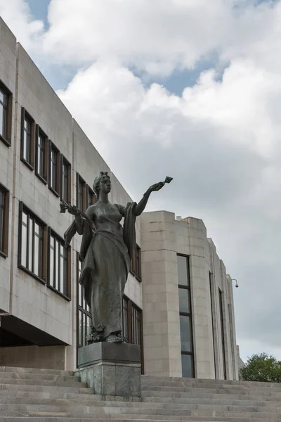 Статуя Свободы в Братиславе . — стоковое фото