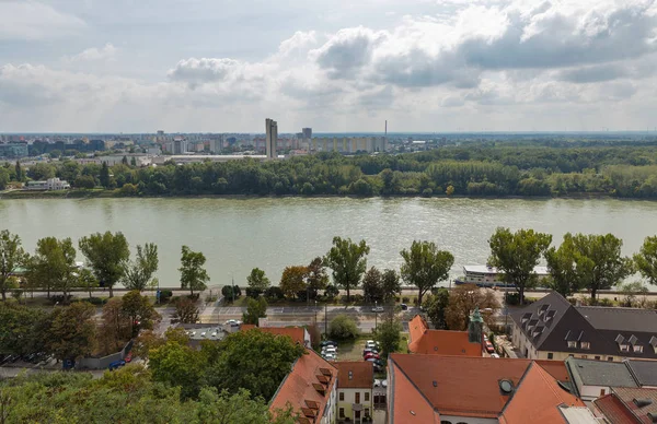 Bratislava vista da paisagem urbana na parte sul da cidade, Eslováquia . — Fotografia de Stock