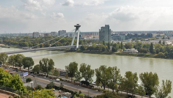 UFO Bridge of de meeste van de Novy in Bratislava, Slowakije. — Stockfoto