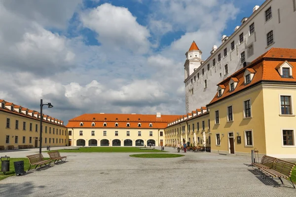 Middeleeuws kasteel achtertuin in Bratislava, Slowakije. — Stockfoto