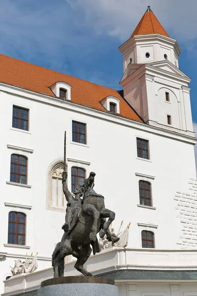 Estátua do Rei Svatopluk no Castelo de Bratislava, Eslováquia . — Fotografia de Stock