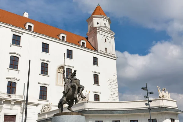 Koning Svatopluk standbeeld in het kasteel van Bratislava, Slowakije. — Stockfoto