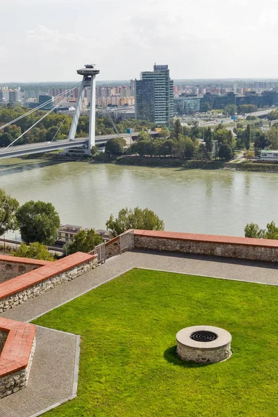 UFO-bron och slottet bakgård i Bratislava, Slovakien. — Stockfoto