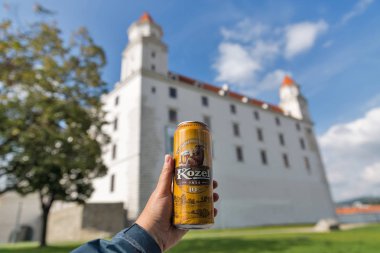 Velkopopovicky Kozel bira ve Ortaçağ Kalesi Bratislava, Slovakya.