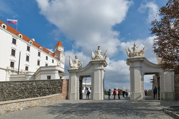 Puerta del castillo medieval en Bratislava, Eslovaquia . — Foto de Stock