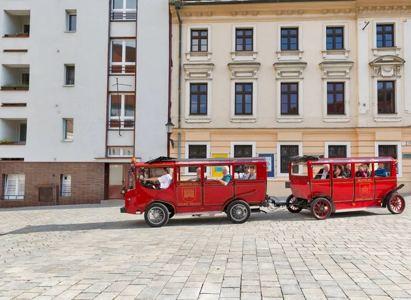 Pociąg turystyczny na ulicy Bratysławie na Słowacji. — Zdjęcie stockowe