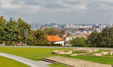 Bratislava Castle courtyard, Slovakya ile Cityscape.