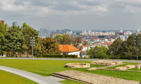 Panoráma města s nádvoří hradu Bratislava, Slovensko. — Stock fotografie