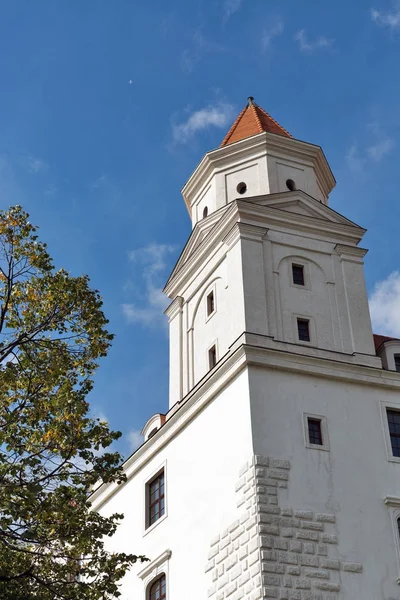 Middeleeuws kasteeltoren in Bratislava, Slowakije. — Stockfoto