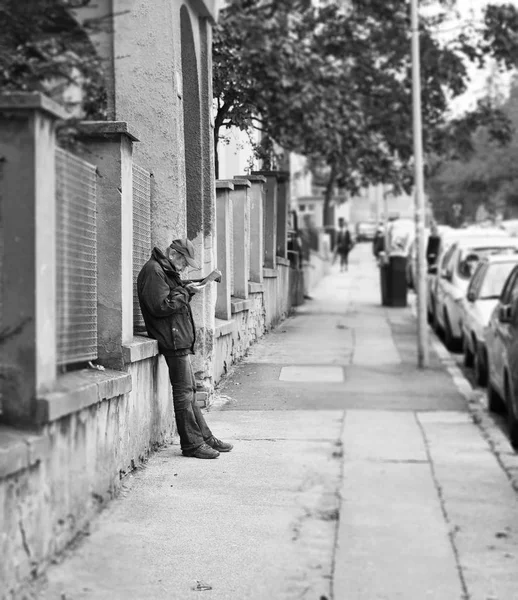 年配の男性が、スロバキアのブラチスラヴァに新聞を読みます。黒と白. — ストック写真