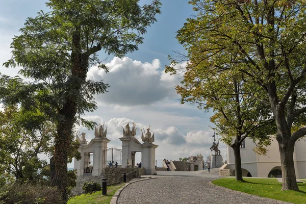 Toeristen bezoeken de burcht van Bratislava, Slowakije. — Stockfoto