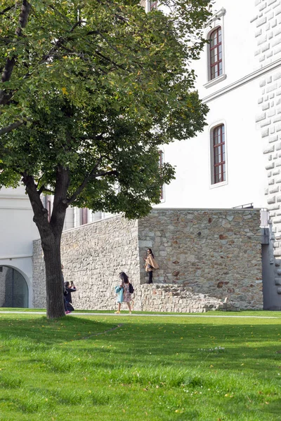 Toeristen bezoeken binnenplaats van het kasteel in Bratislava, Slowakije. — Stockfoto