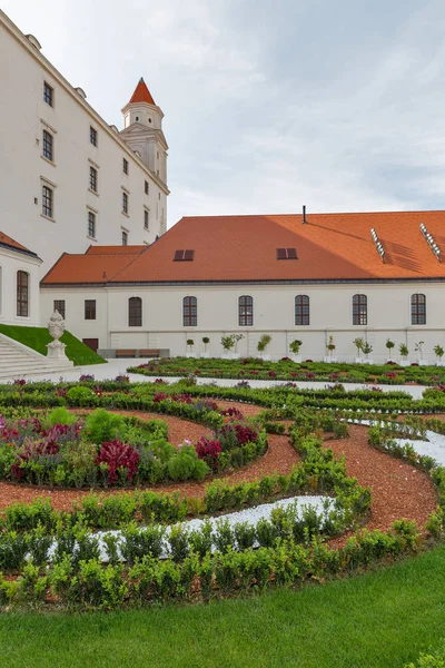 Flower garden in kasteel. Bratislava, Slowakije. — Stockfoto