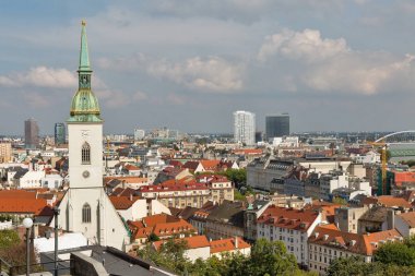 Bratislava cityscape ile St Martin Katedrali ve Tuna Nehri, Slovakya.