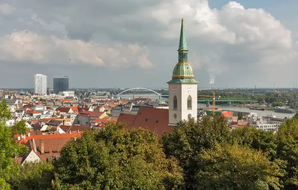 Paisaje urbano de Bratislava con Catedral de San Martín y río Danubio, Eslovaquia . — Foto de Stock