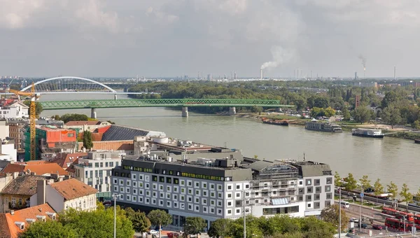 Mosty přes řeku Dunaj v Bratislavě, Slovensko. — Stock fotografie