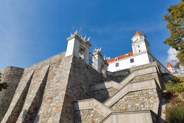 Trap naar de burcht van bratislava, Slowakije. — Stockfoto