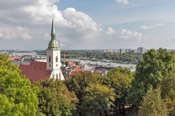 Paisaje urbano de Bratislava con Catedral de San Martín y río Danubio, Eslovaquia . — Foto de Stock