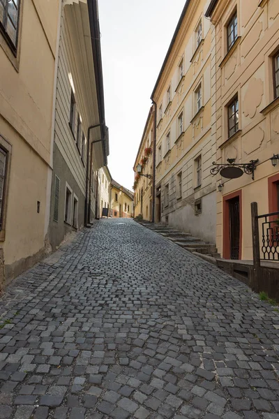 Stary, wąskiej ulicy w Bratysławie, Słowacja. — Zdjęcie stockowe