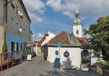 Bratislava, Slovakya eski dar sokak.