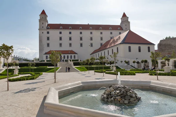 Tuin van de binnenplaats van het kasteel van Bratislava in Slowakije. — Stockfoto