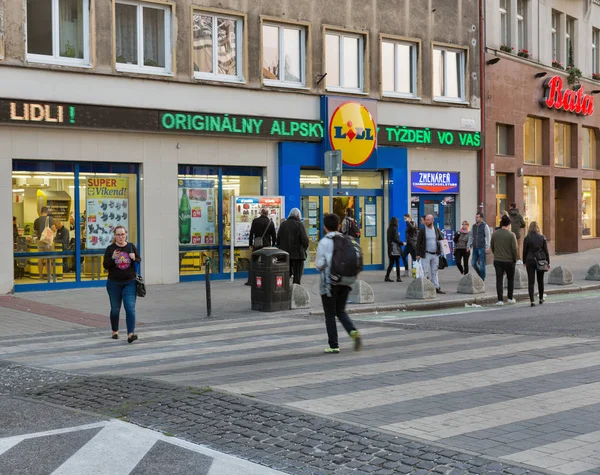 Lidl-Filiale in der Innenstadt von Bratislava, Slowakei. — Stockfoto