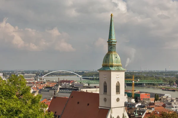 Bratislava Stadtbild mit Martinskathedrale und Donau, Slowakei. — Stockfoto