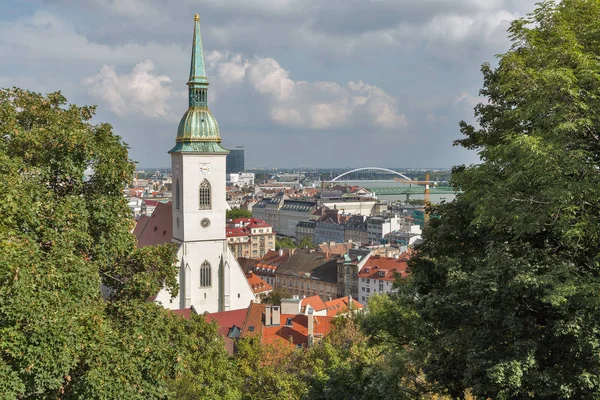 Panoráma města Bratislava s katedrála sv. Martina a Dunaj řekou, Slovensko. — Stock fotografie