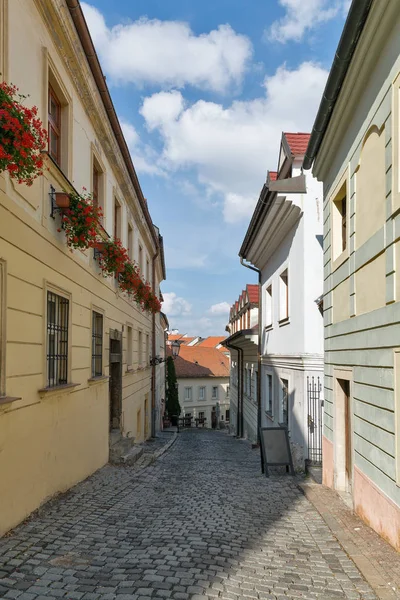 Régi, szűk utca, Pozsony, Szlovákia. — Stock Fotó
