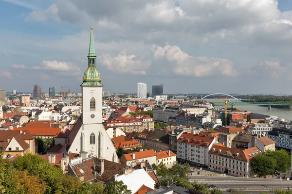 Paisaje urbano de Bratislava con Catedral de San Martín y río Danubio, Eslovaquia . — Foto de Stock