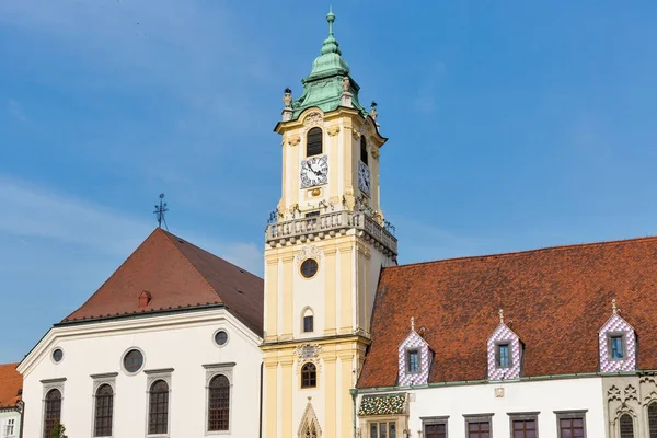 Vecchio municipio sulla piazza principale di Bratislava, Slovacchia . — Foto Stock