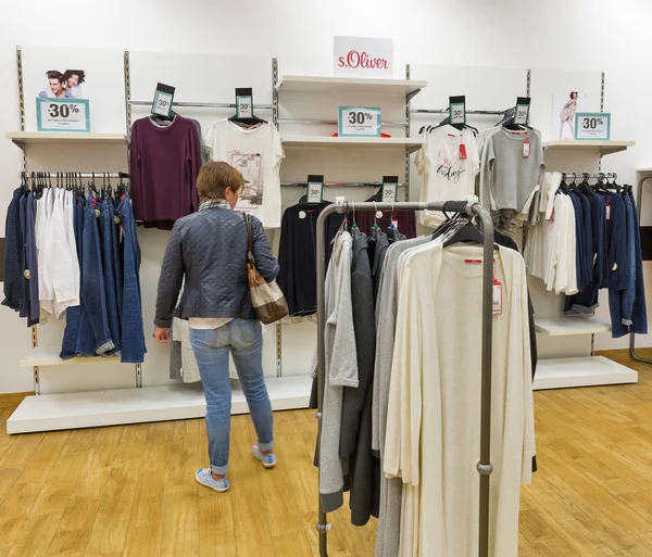 S.Oliver negozio di moda interno a Bratislava, Slovacchia . — Foto Stock