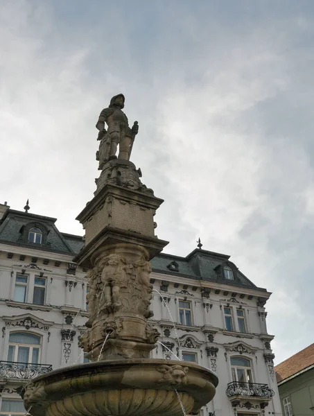 Roland nebo Maximilian fontána v Bratislavě, Slovensko. — Stock fotografie