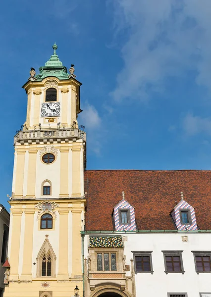 Antiguo Ayuntamiento en la plaza principal de Bratislava, Eslovaquia . —  Fotos de Stock