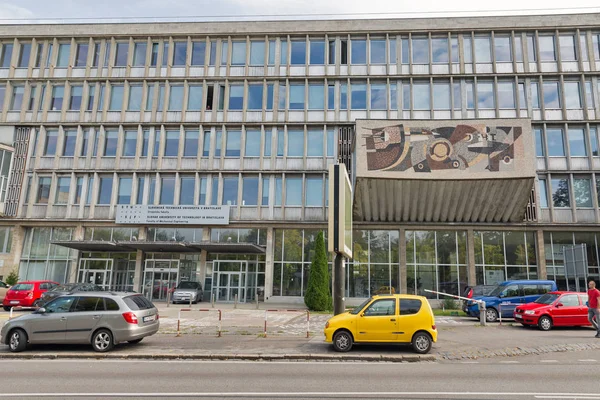 Universidad Eslovaca de Tecnología en Bratislava . — Foto de Stock