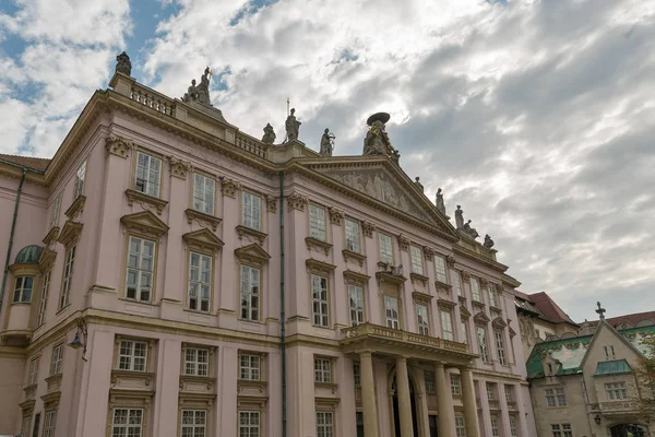 Primate Palace op Primacialne square in Bratislava, Slowakije — Stockfoto