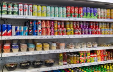 Stok rafa koymak alkolsüz içecekler ve aperatifler Bratislava, Slovakya.