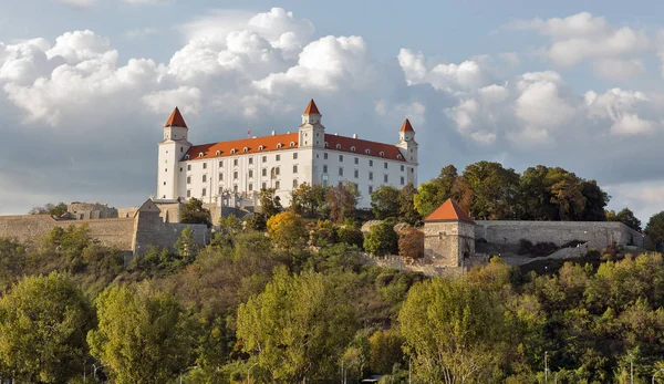 Gün batımında Bratislava Kalesi, Slovakya. — Stok fotoğraf