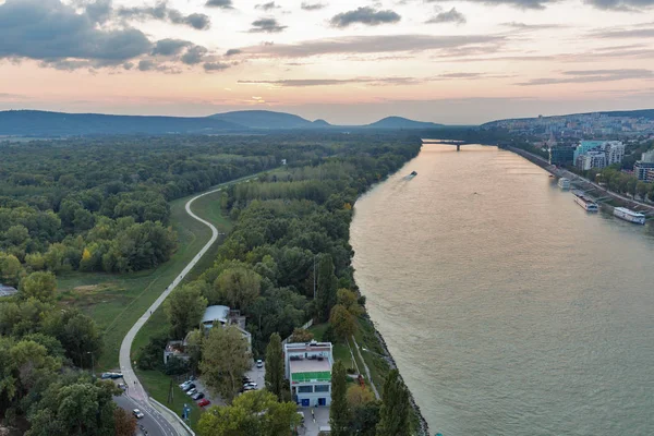 डेन्यूब नदी और ब्रातिस्लावा सिटीस्केप सूर्यास्त, स्लोवाकिया में . — स्टॉक फ़ोटो, इमेज