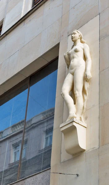 Hermosa estatua de pared de mujer desnuda en Bratislava, Eslovaquia . — Foto de Stock